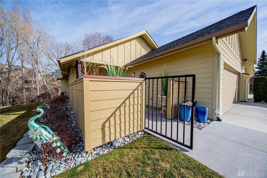 411 19th Street - Photo 1