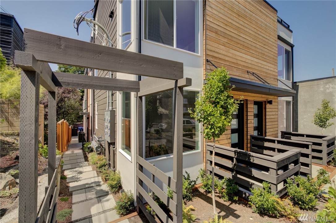 7111 California Avenue - Photo 1