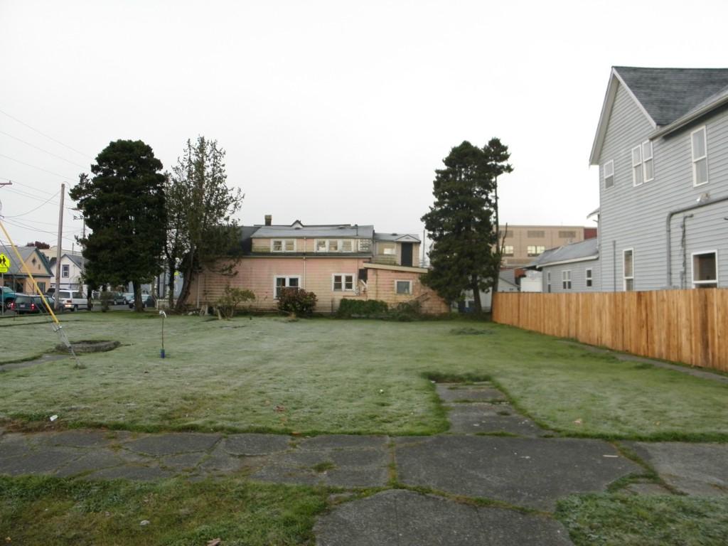 305 E - Photo 1