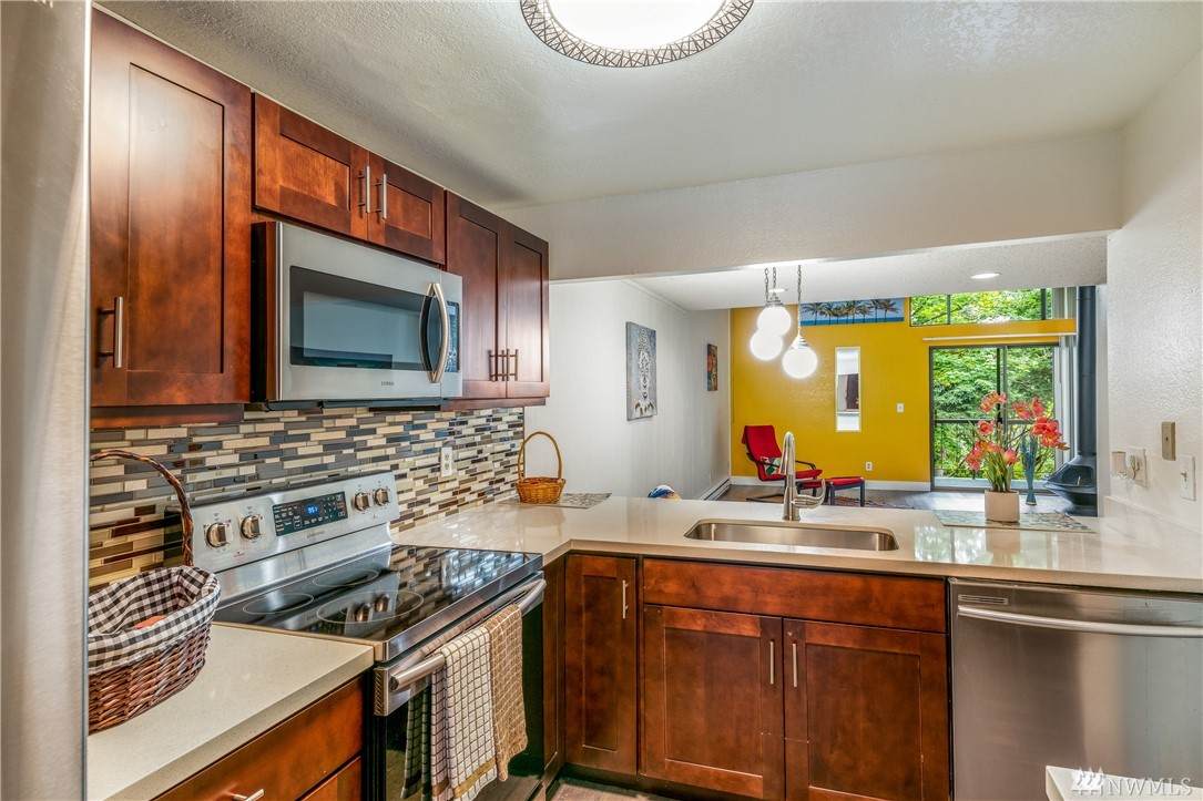 6742 137th Ave Ne - Photo 1