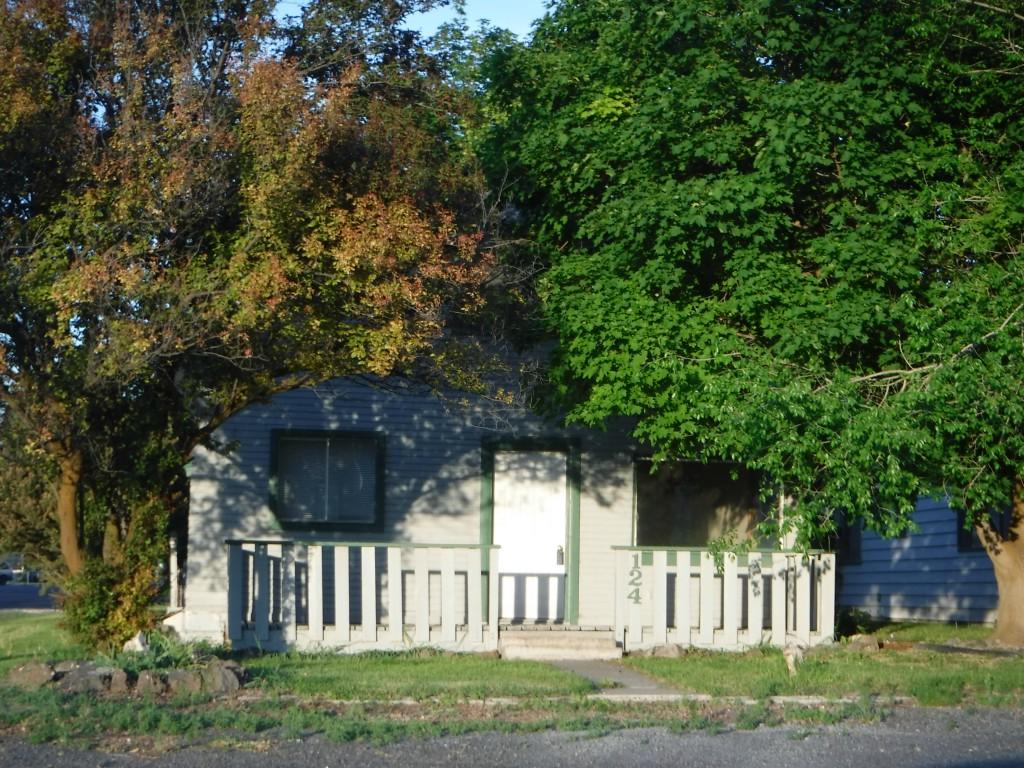 124 3rd St - Photo 1
