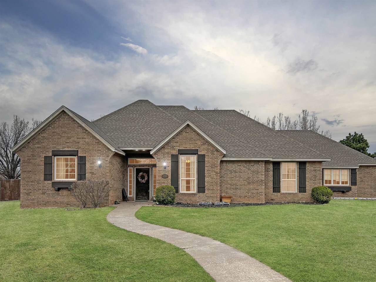 2330 Skyview Cir - Photo 1