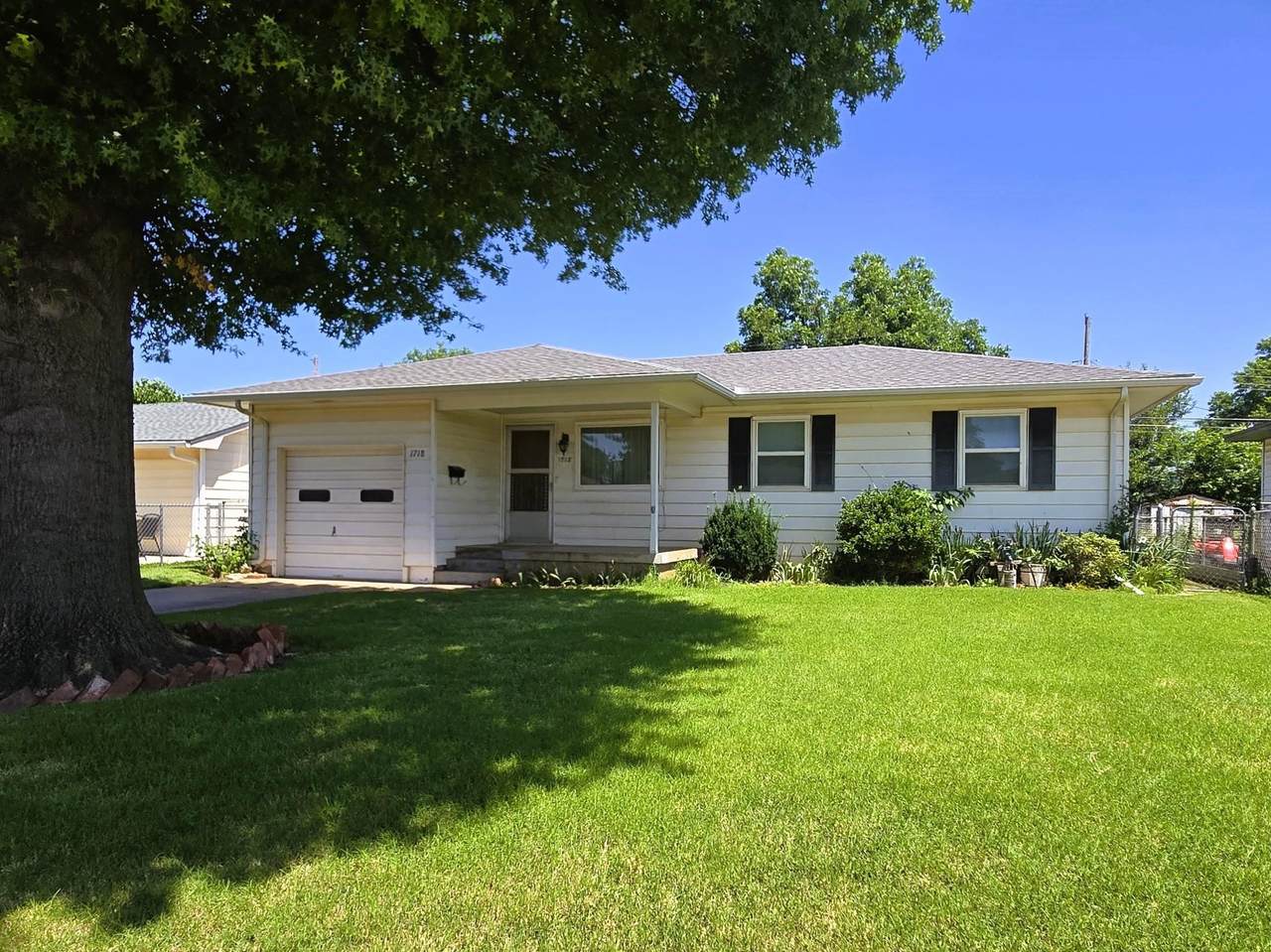 1718 Locust Ave - Photo 1