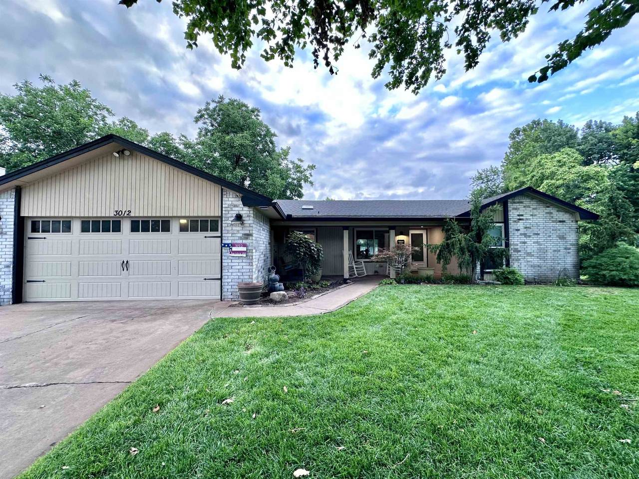 3012 Oakridge - Photo 1