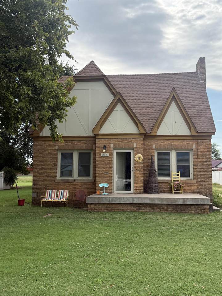 815 Prouty - Photo 1