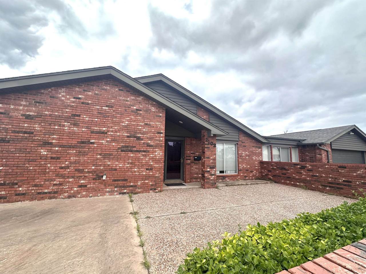 2102 Camelot Dr - Photo 1