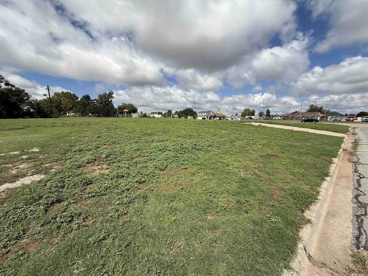 603 Oklahoma Ave - Photo 1