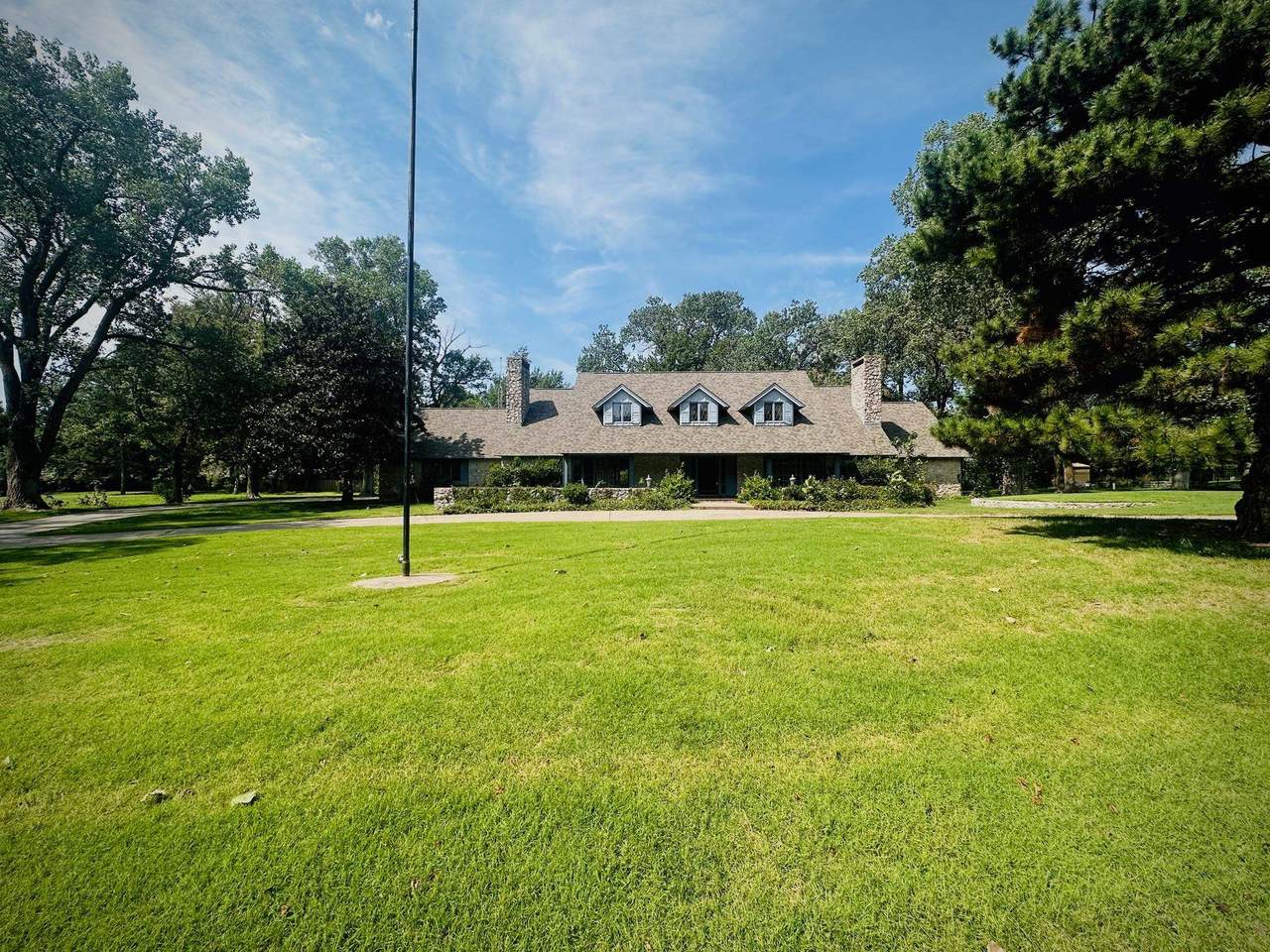 1512 Oak Hill Cir - Photo 1