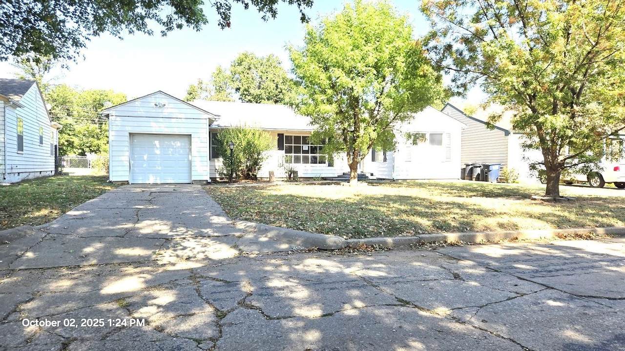 1014 Seneca Ave - Photo 1