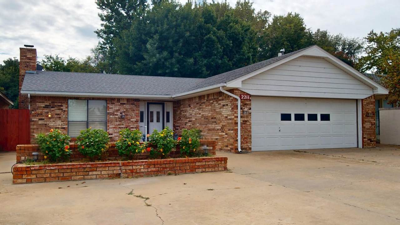 2211 Briarwood Dr - Photo 1