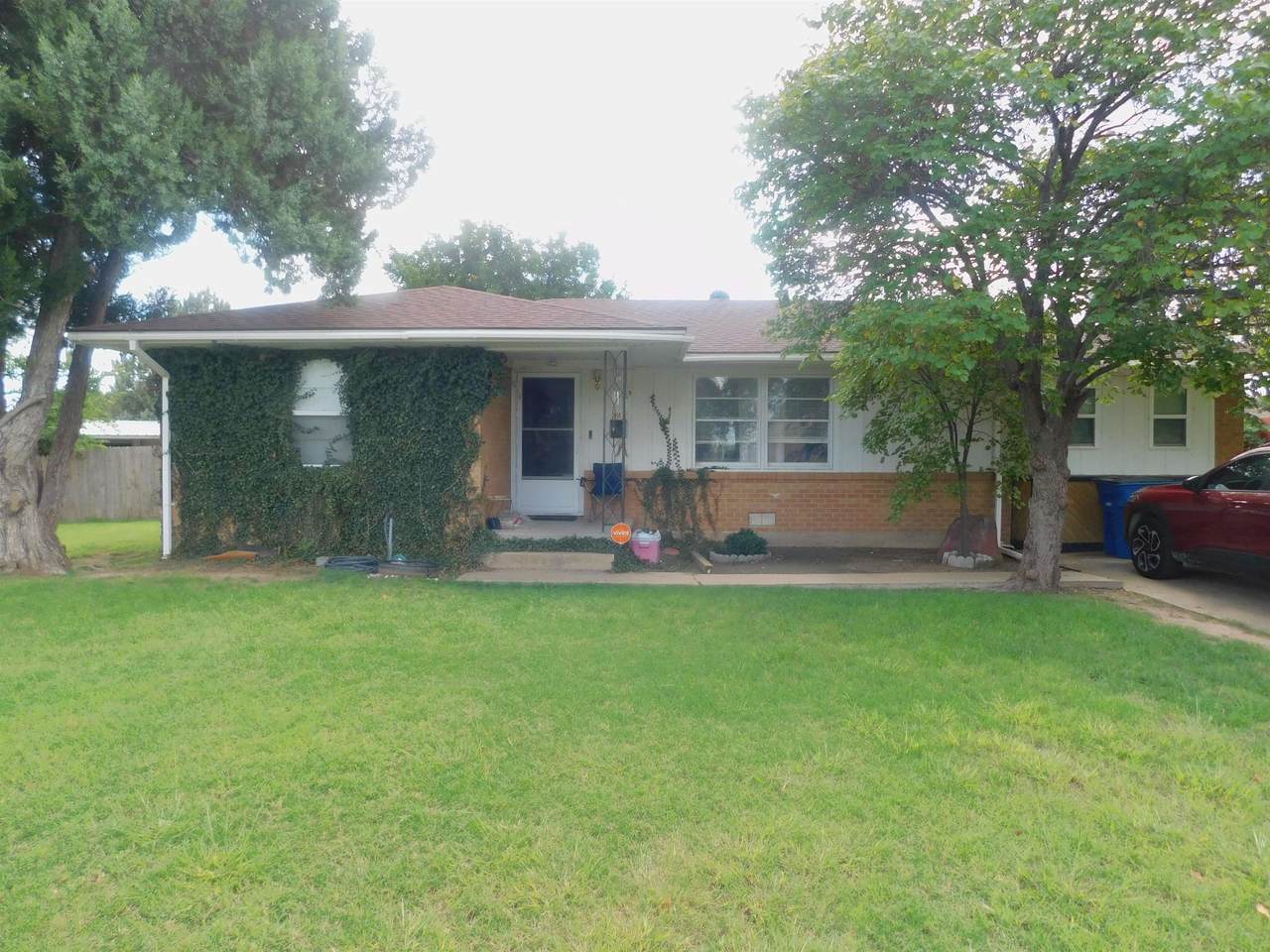 605 Hillcrest Dr - Photo 1