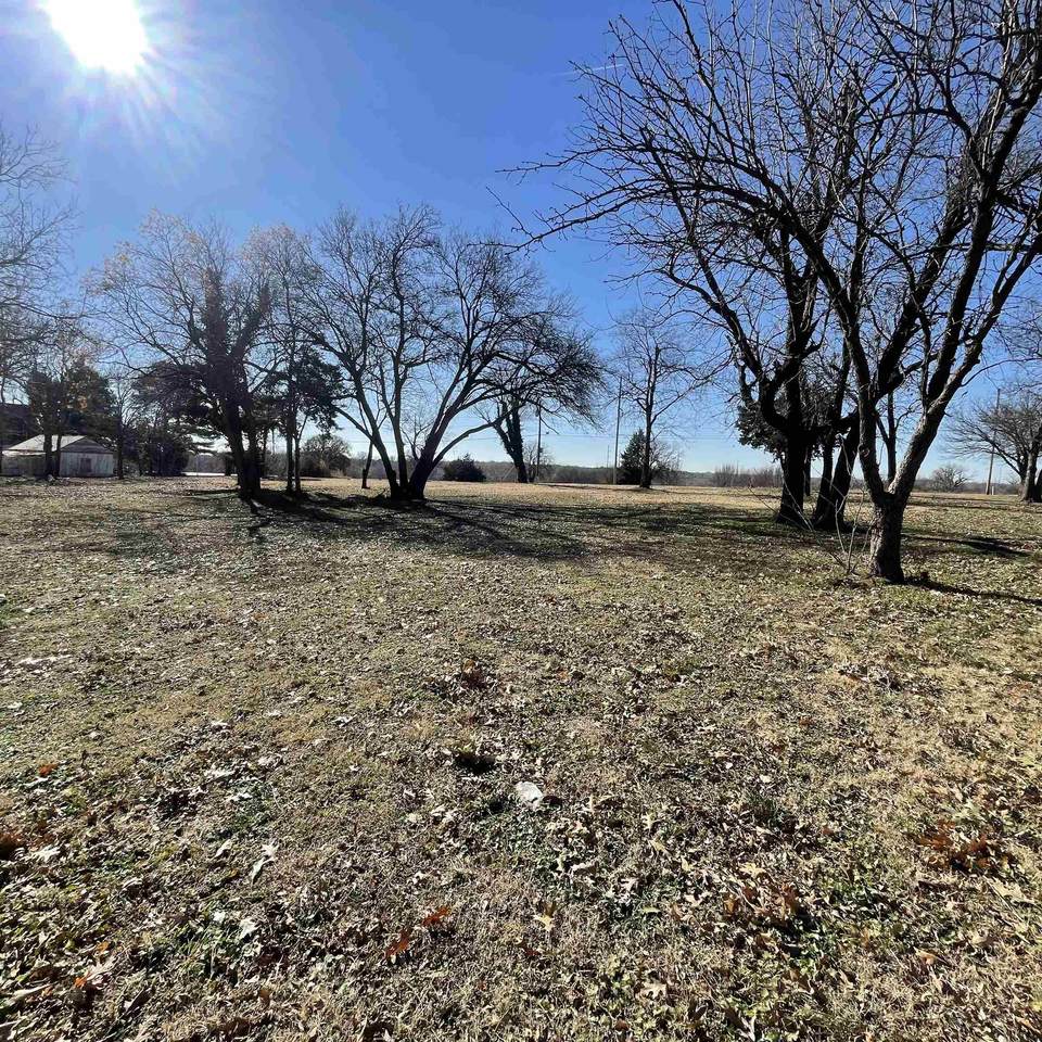 409 University Blvd - Photo 1