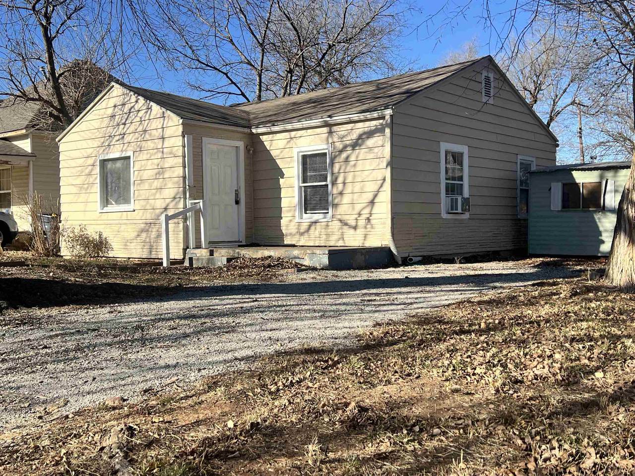 302 Iowa Ave - Photo 1