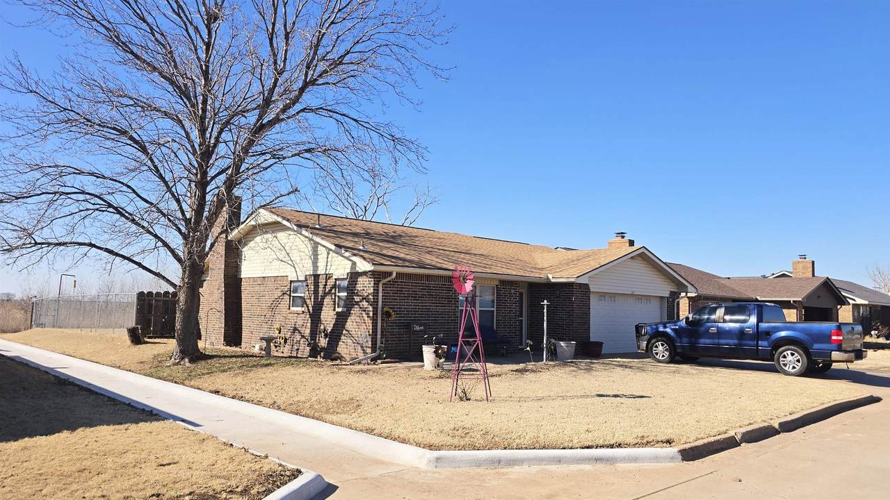 717 Hillcrest Dr - Photo 1