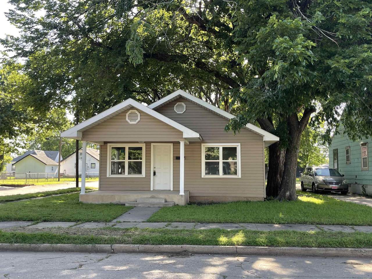702 Davis - Photo 1