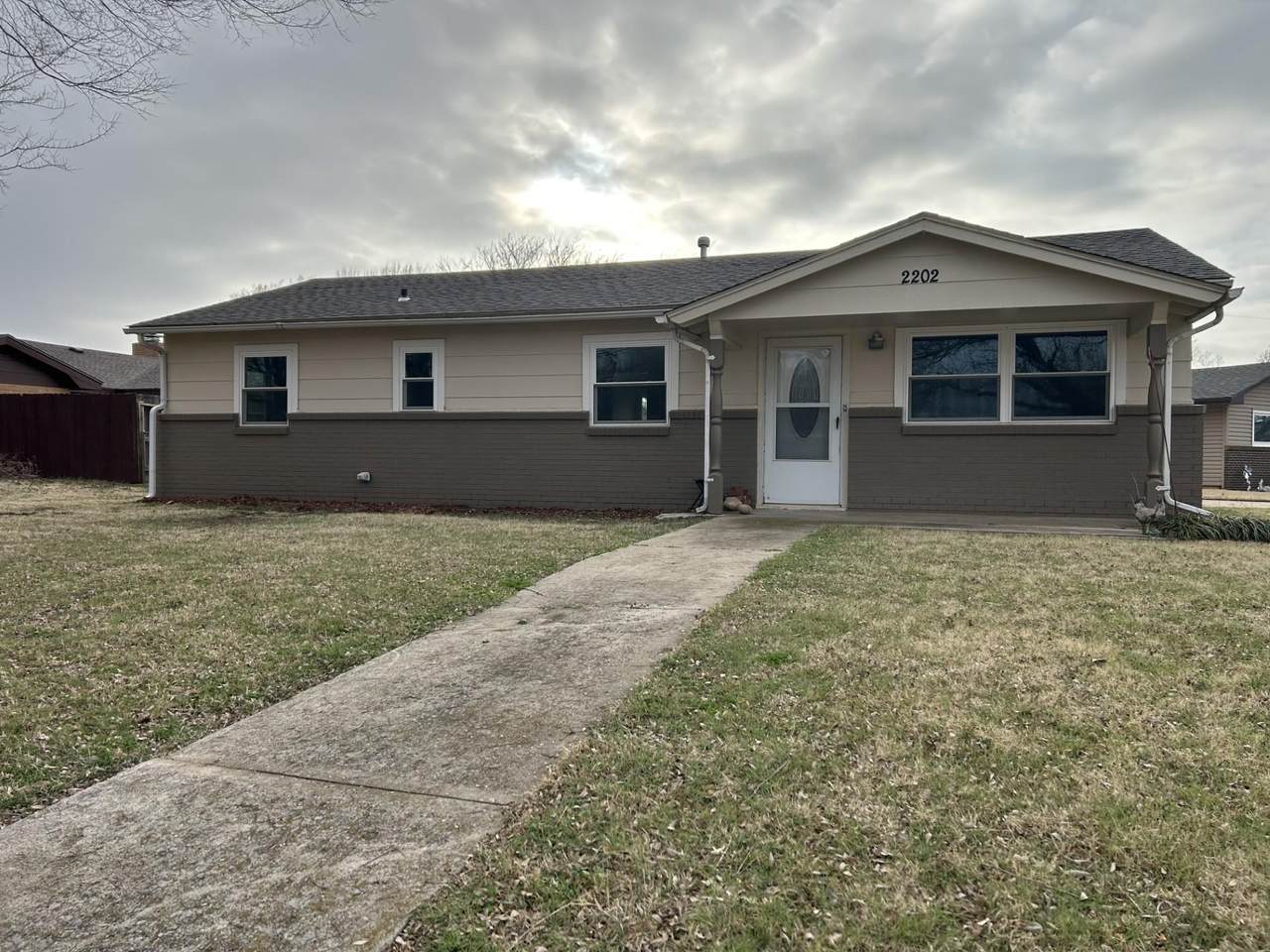 2202 Oak - Photo 1