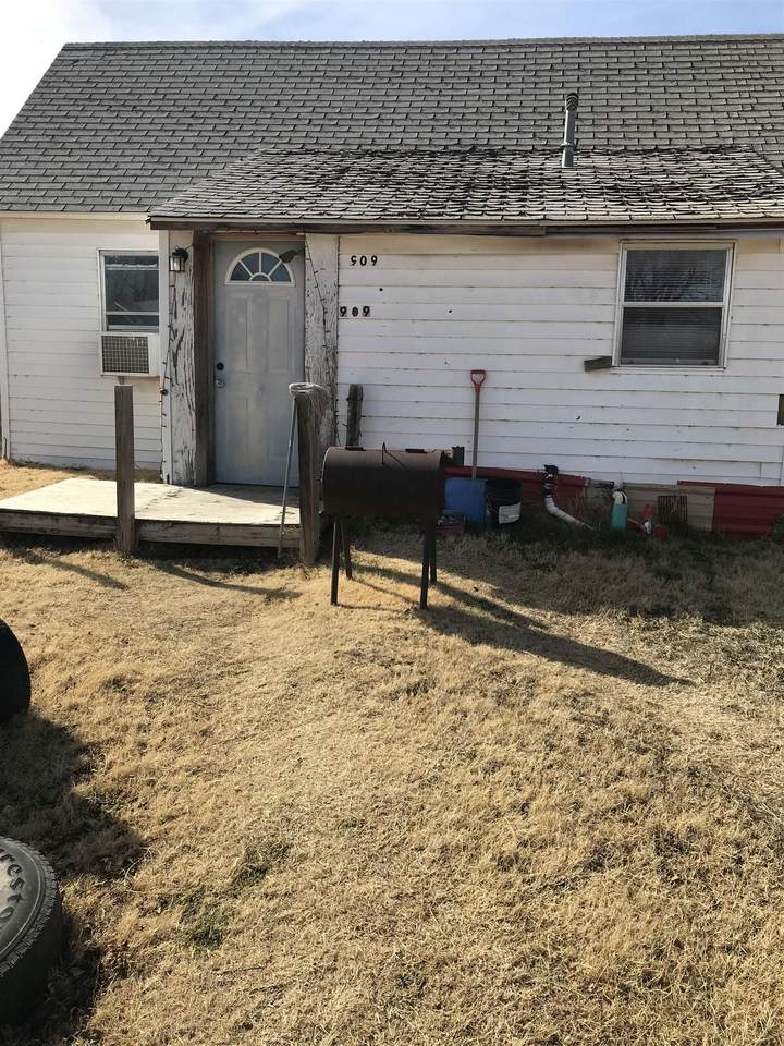 909 Avenue C - Photo 1