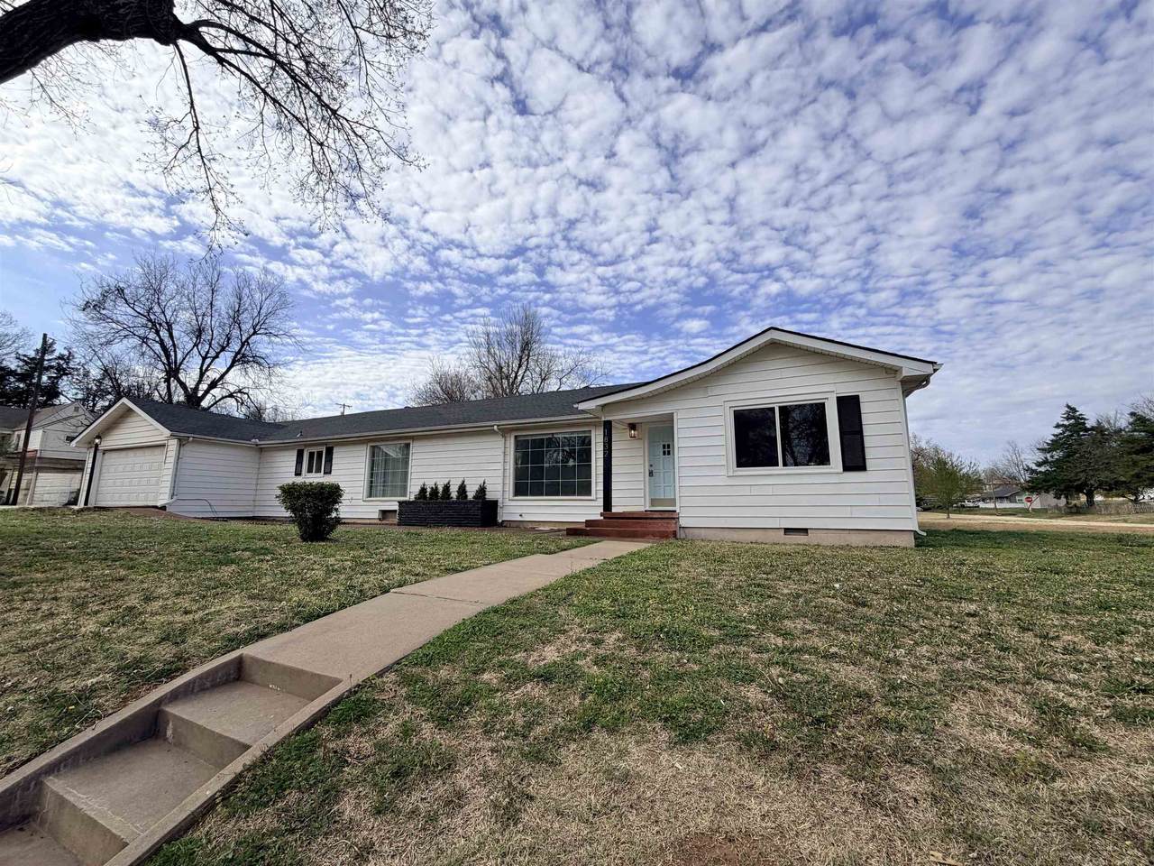 1832 Maple - Photo 1