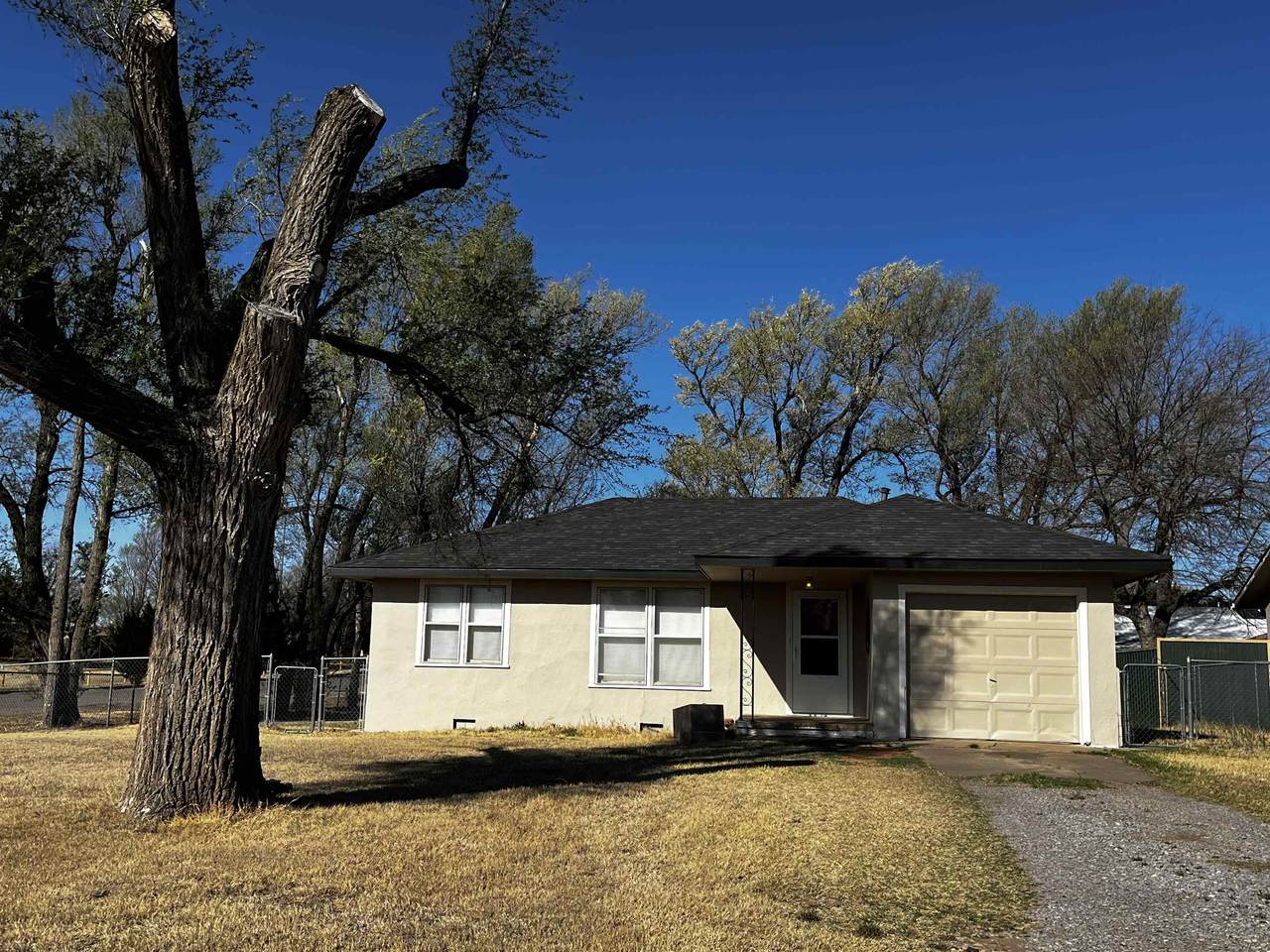 523 Avenue K - Photo 1
