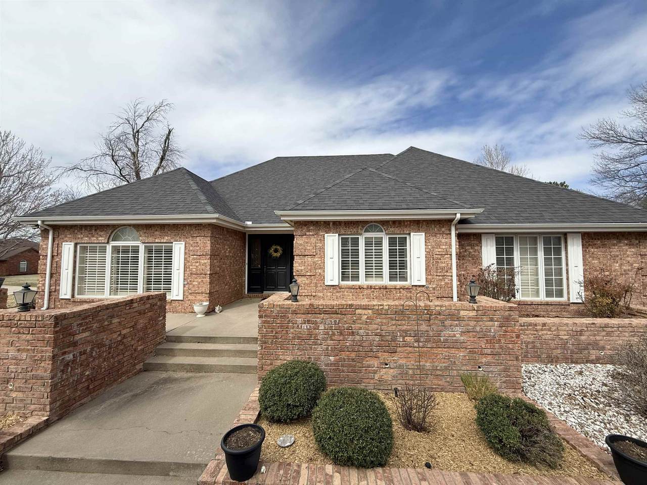 2819 Oak Hollow Rd - Photo 1
