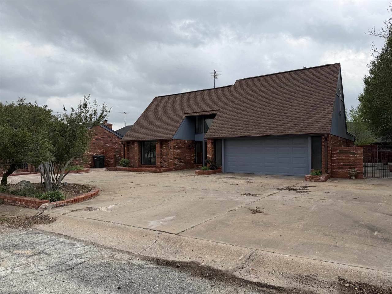 2125 Camelot Dr - Photo 1