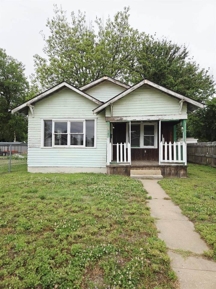705 11th St - Photo 1