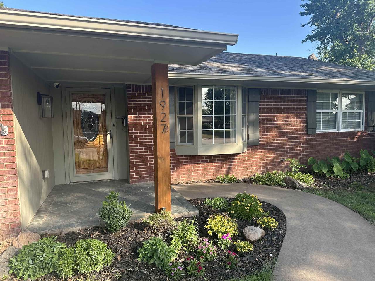1927 Arapaho Dr - Photo 1