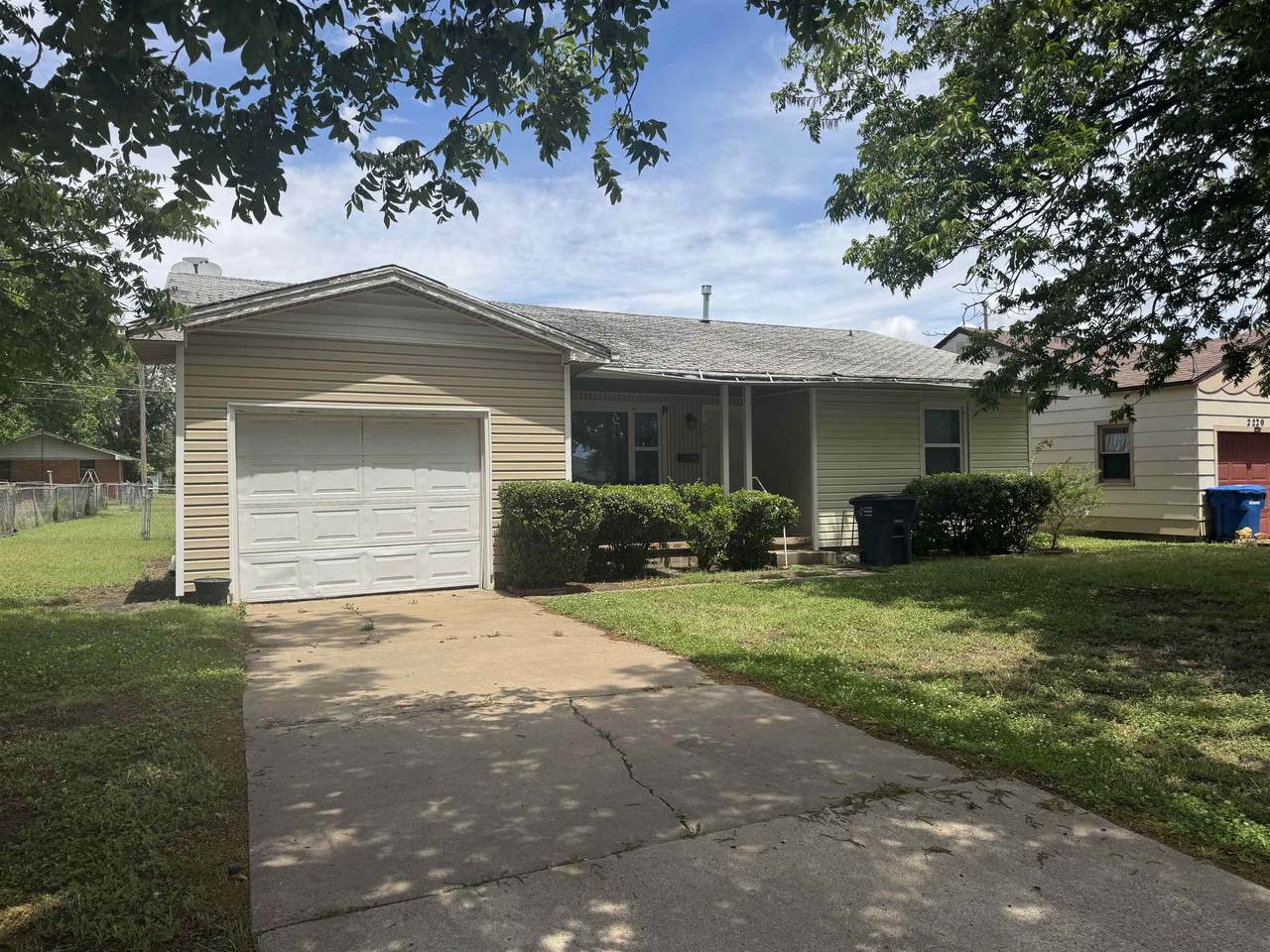 2218 Oak Ave - Photo 1