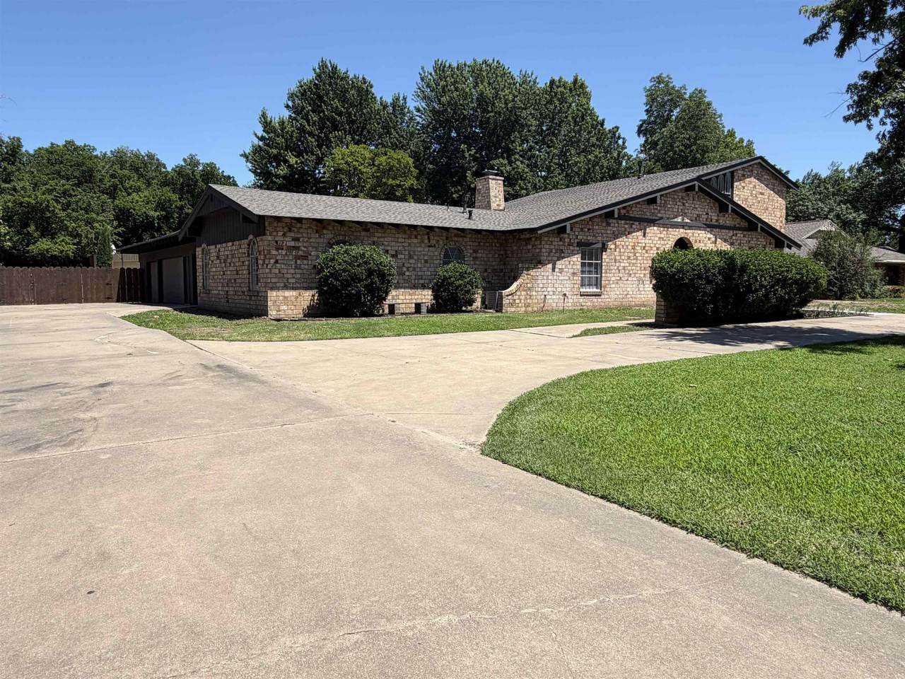 2801 Wildwood Dr - Photo 1
