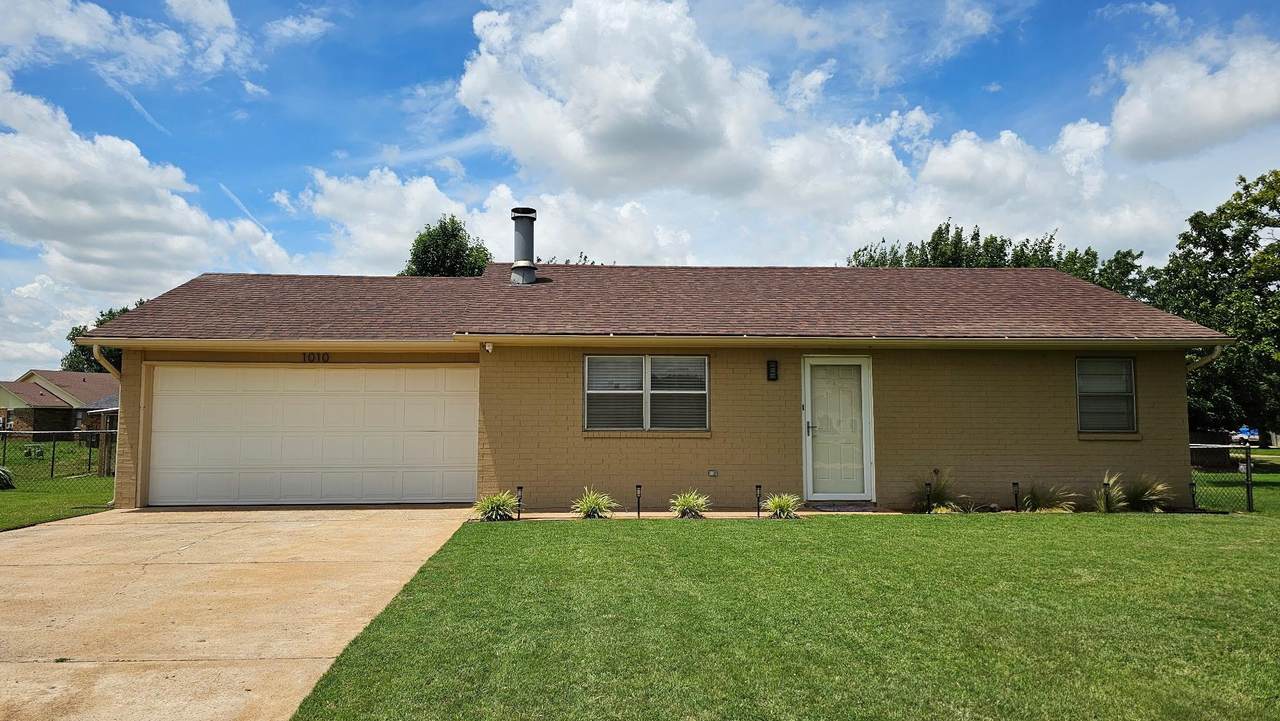 1010 Freeland Dr - Photo 1