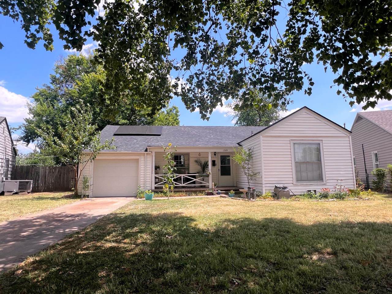 1309 Seneca Ave - Photo 1