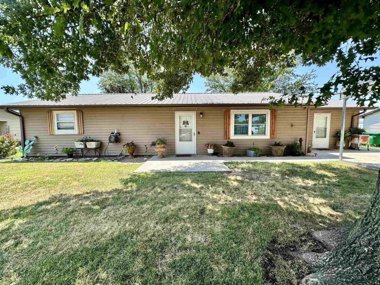 607 Aspen Ave - Photo 1