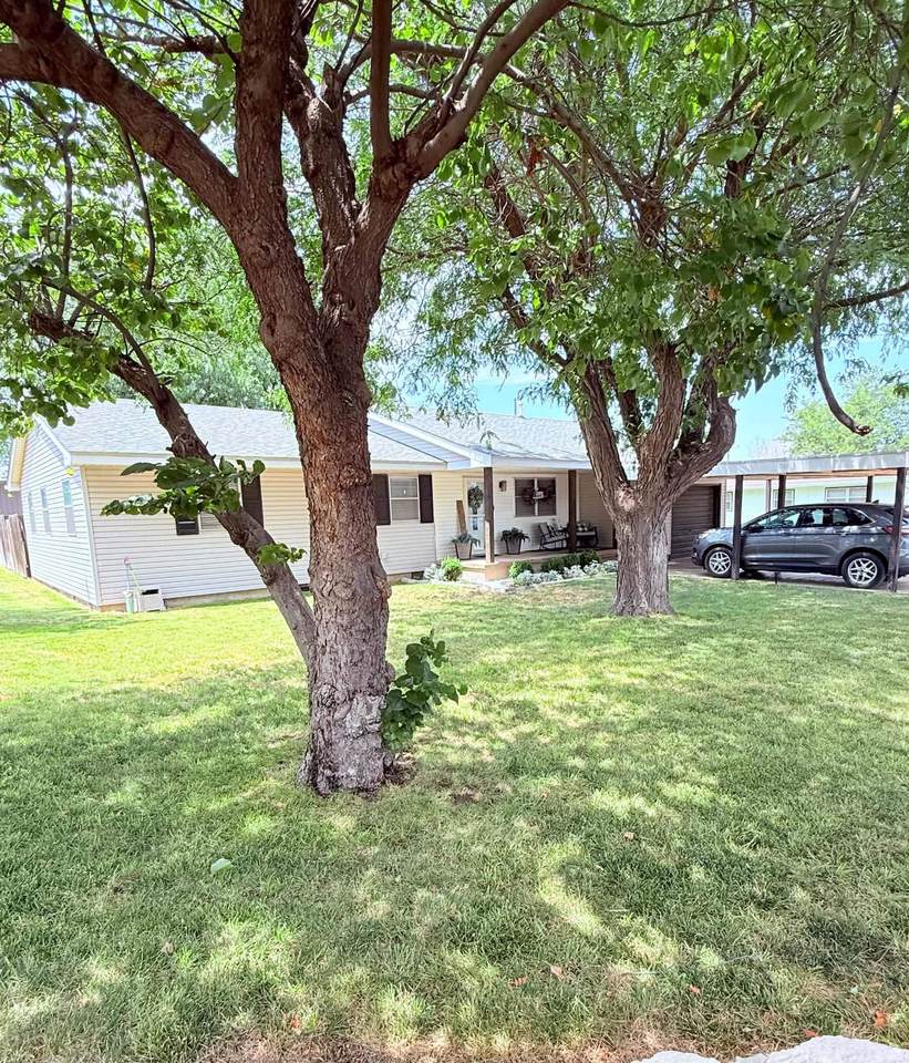 1003 Avenue B - Photo 1