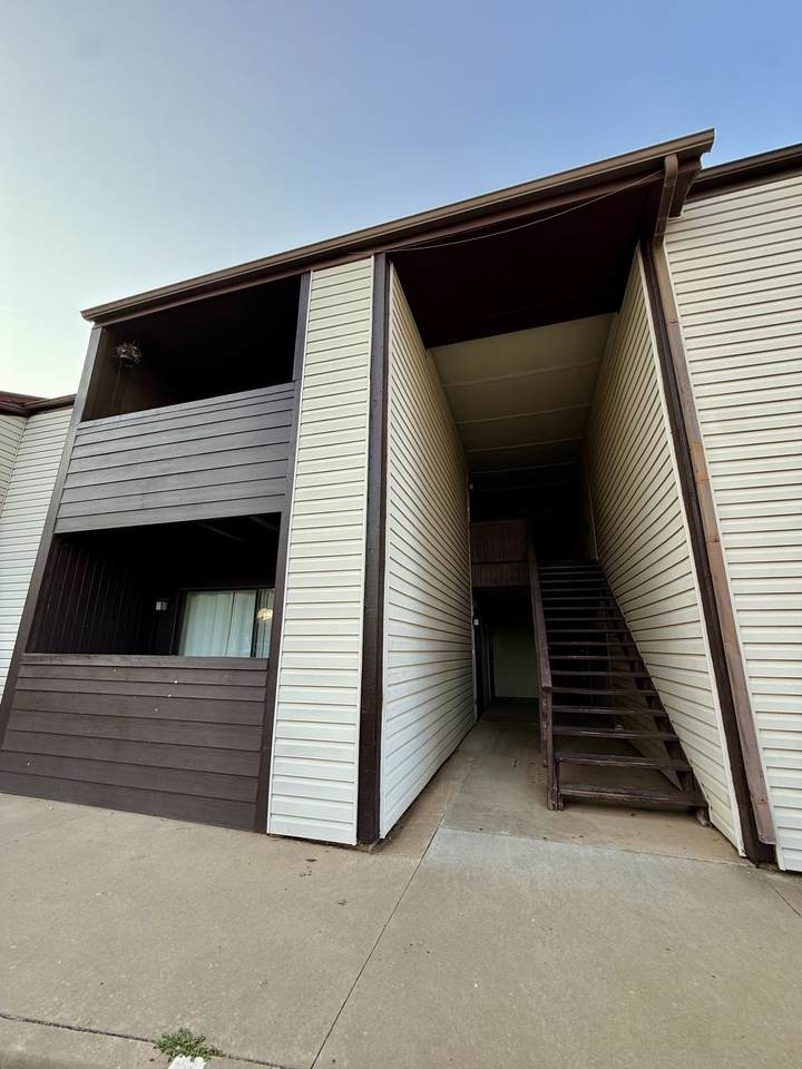 412 Oakwood Rd - Photo 1