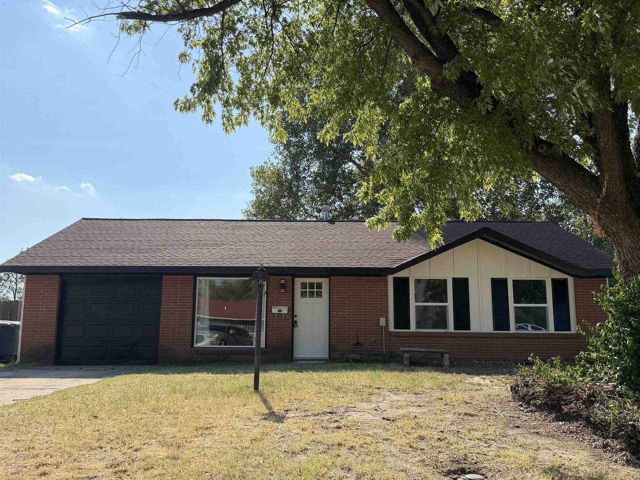 618 Harding - Photo 1