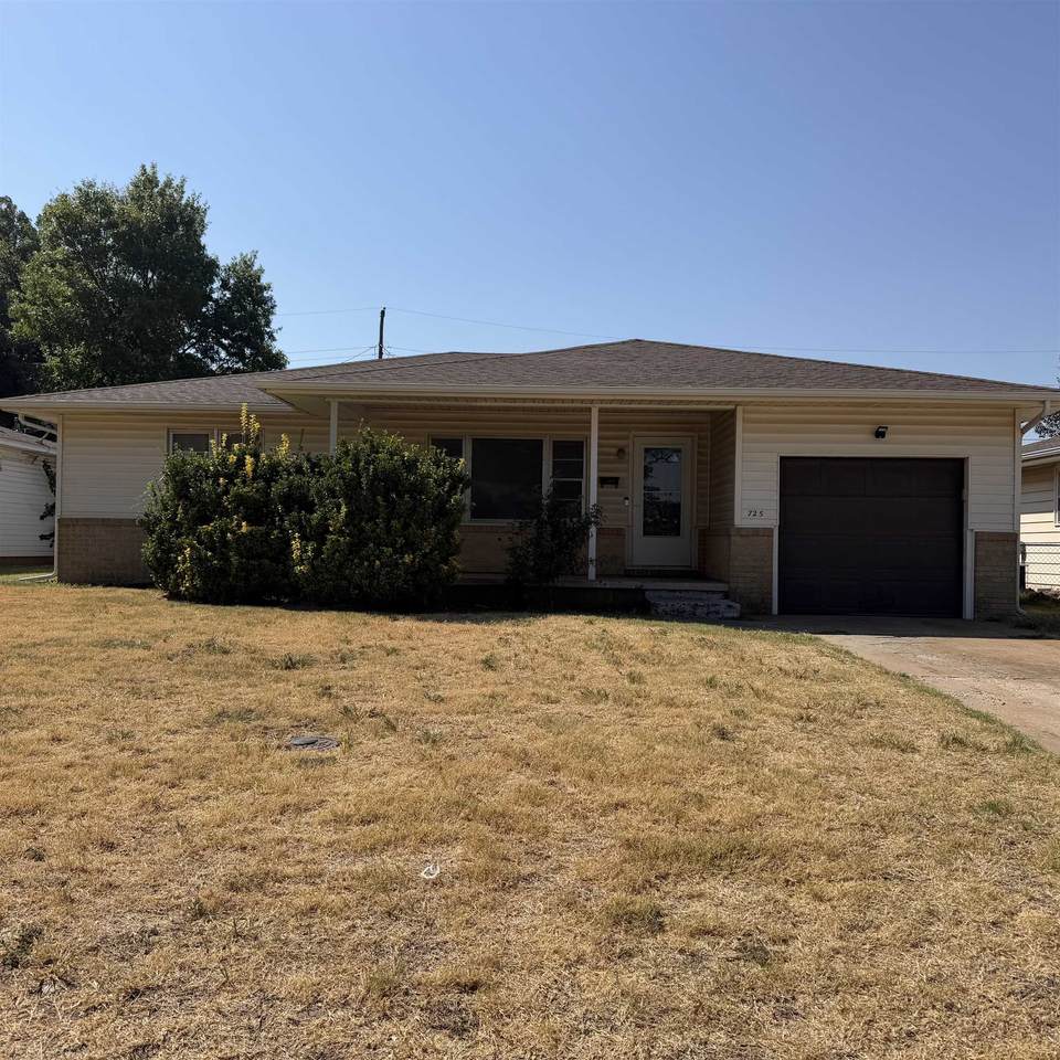 725 Hickory Ave - Photo 1