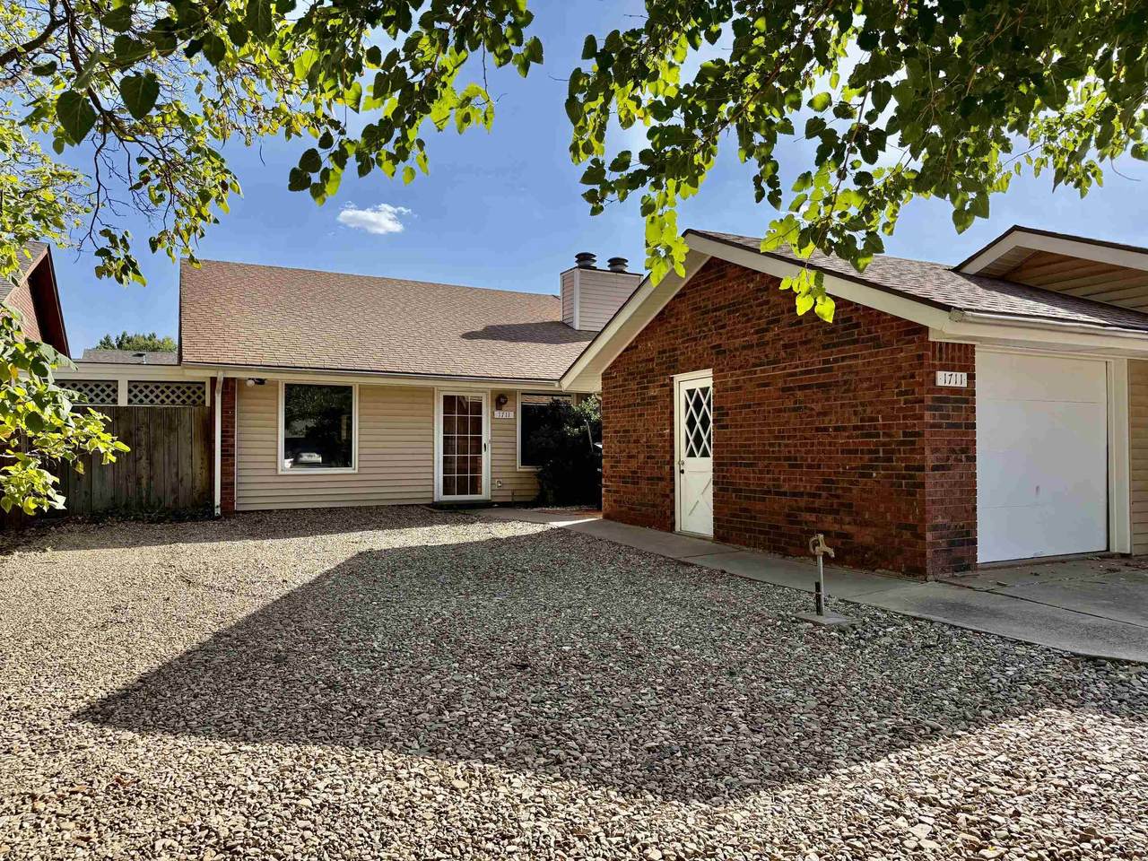1711 Surrey Ln - Photo 1