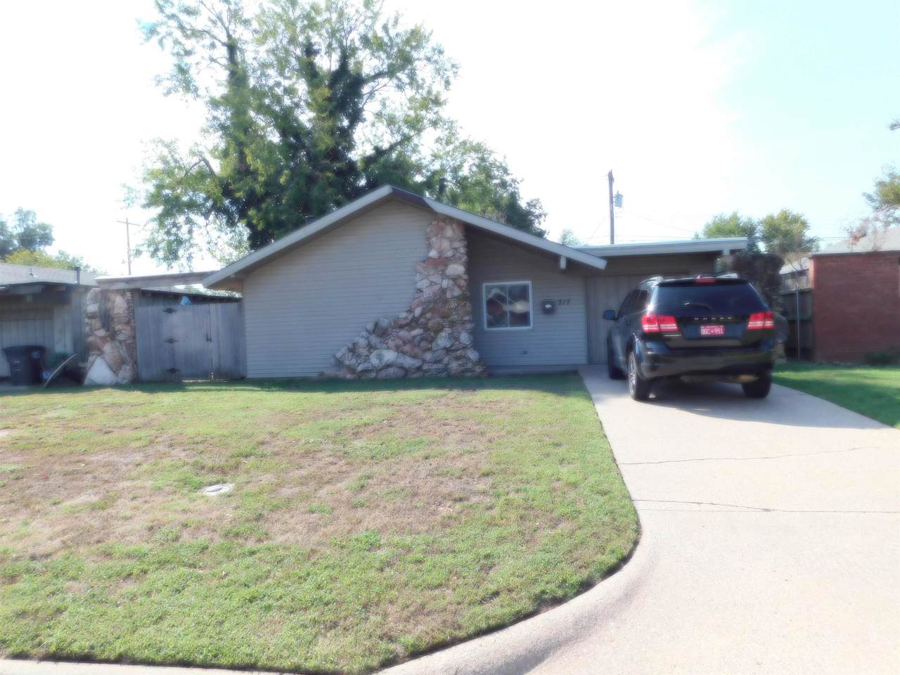717 Redbud Dr - Photo 1