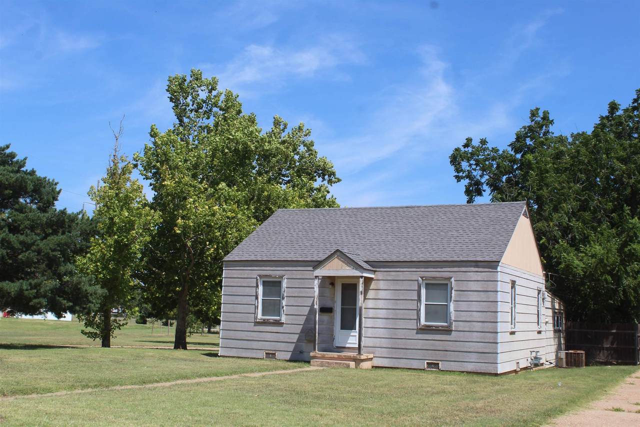 924 Elm Ave - Photo 1