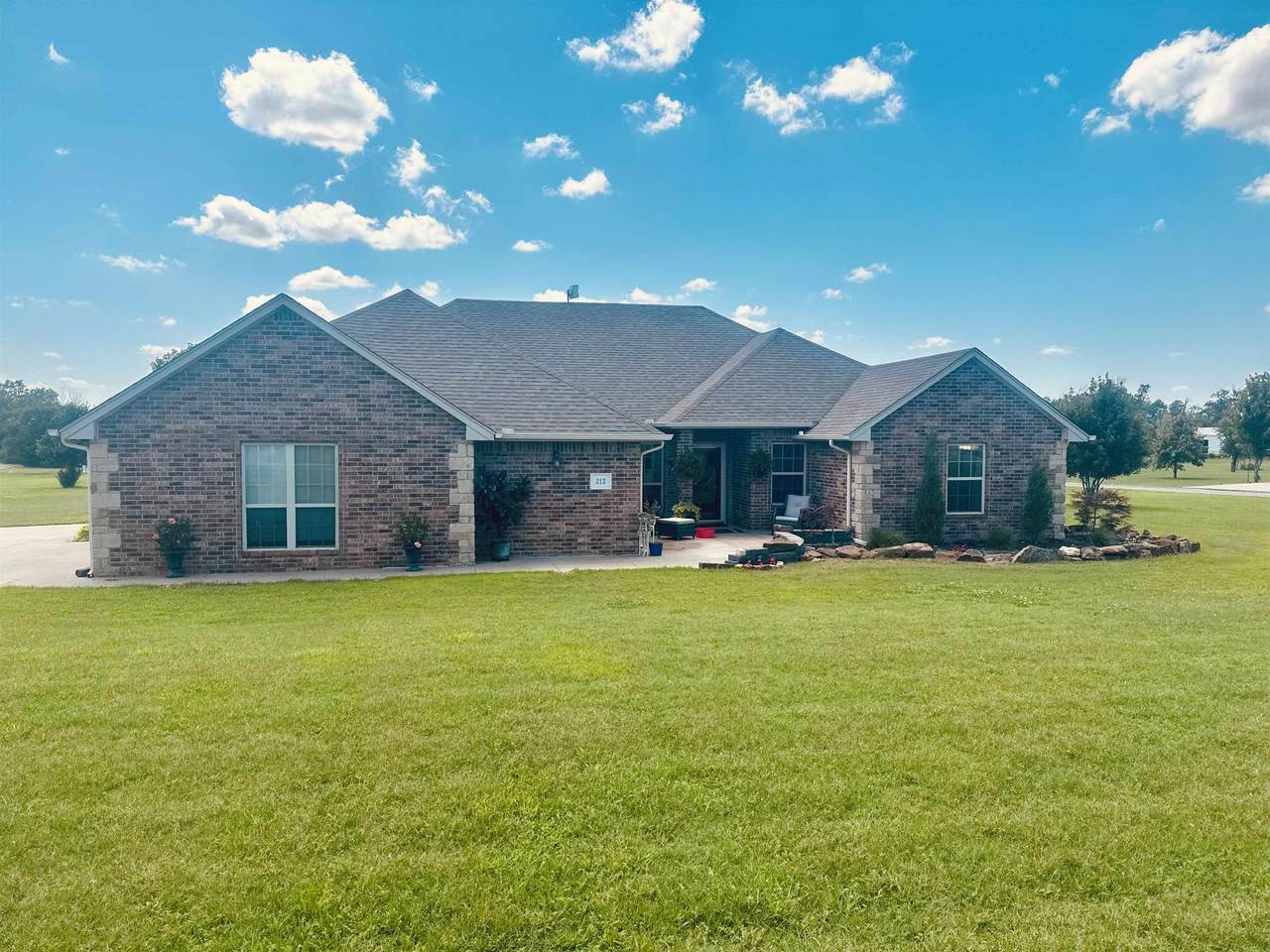 212 Tanglewood Dr - Photo 1