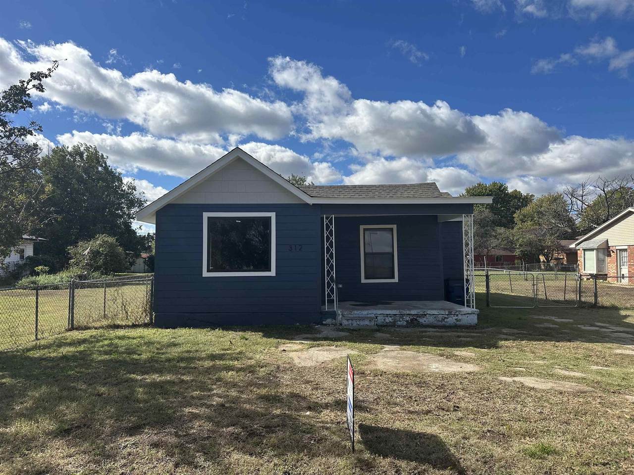 312 Ridgewood - Photo 1