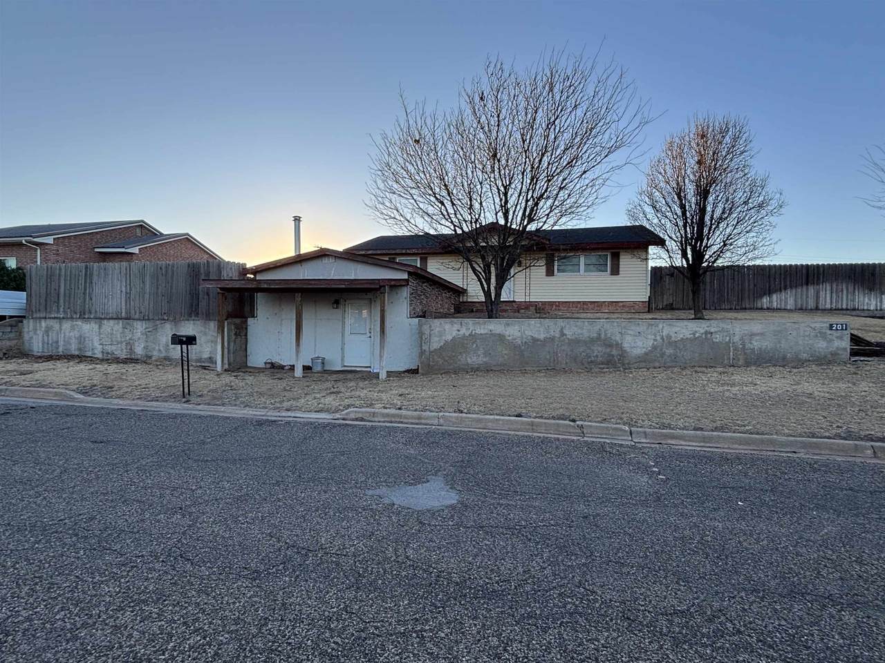 201 Avenue J - Photo 1