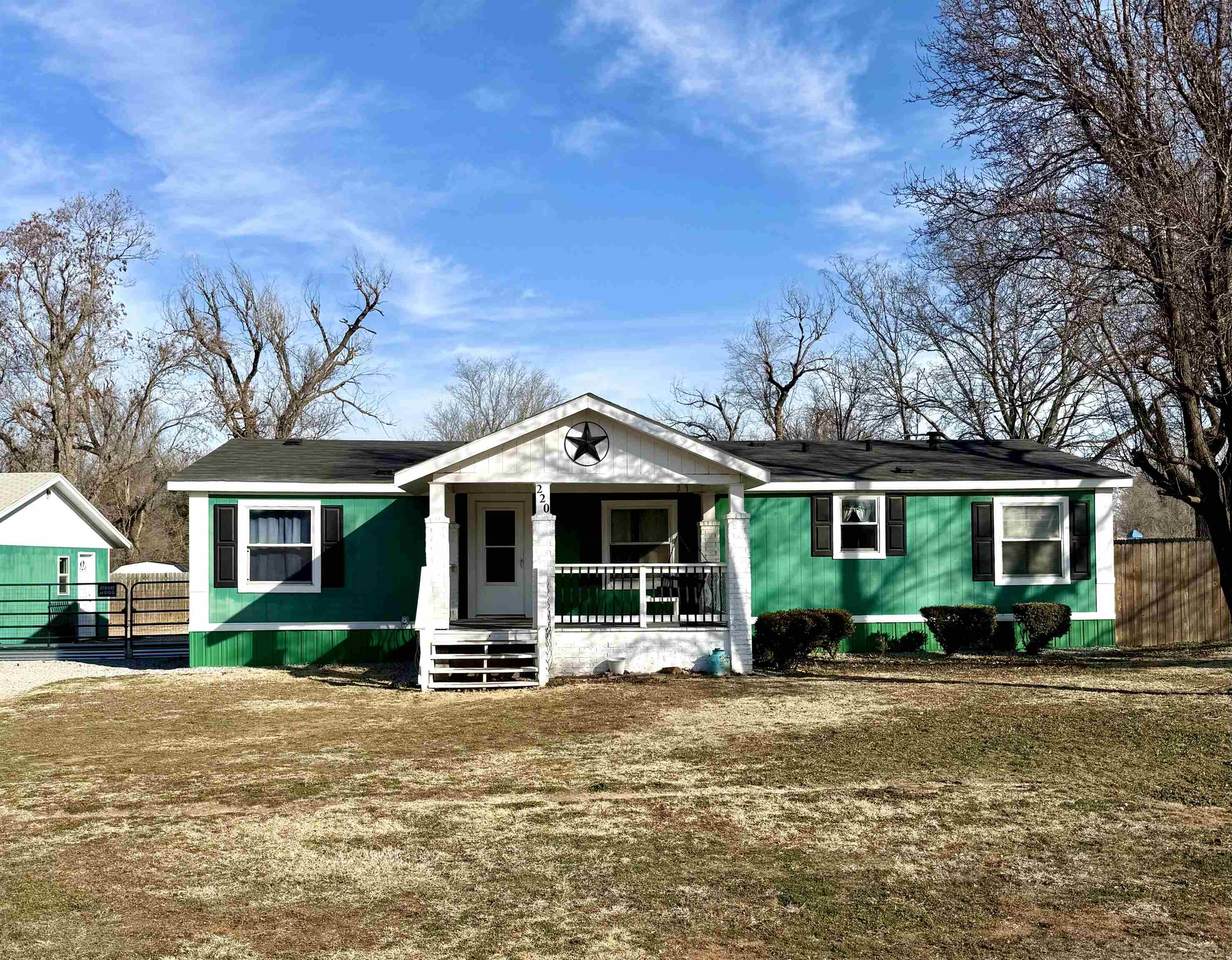 220 Illinois Ave - Photo 1