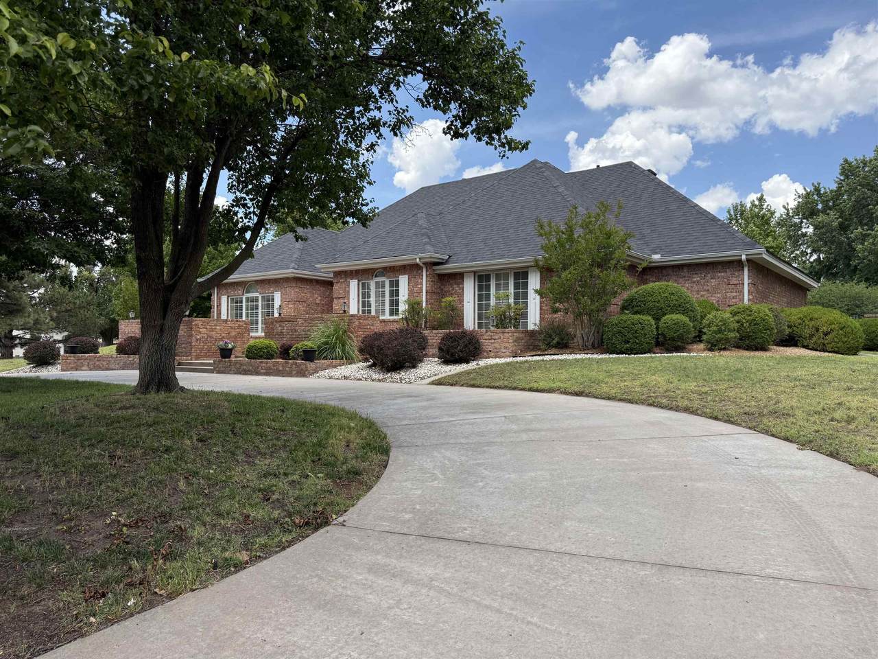 2819 Oak Hollow Rd - Photo 1