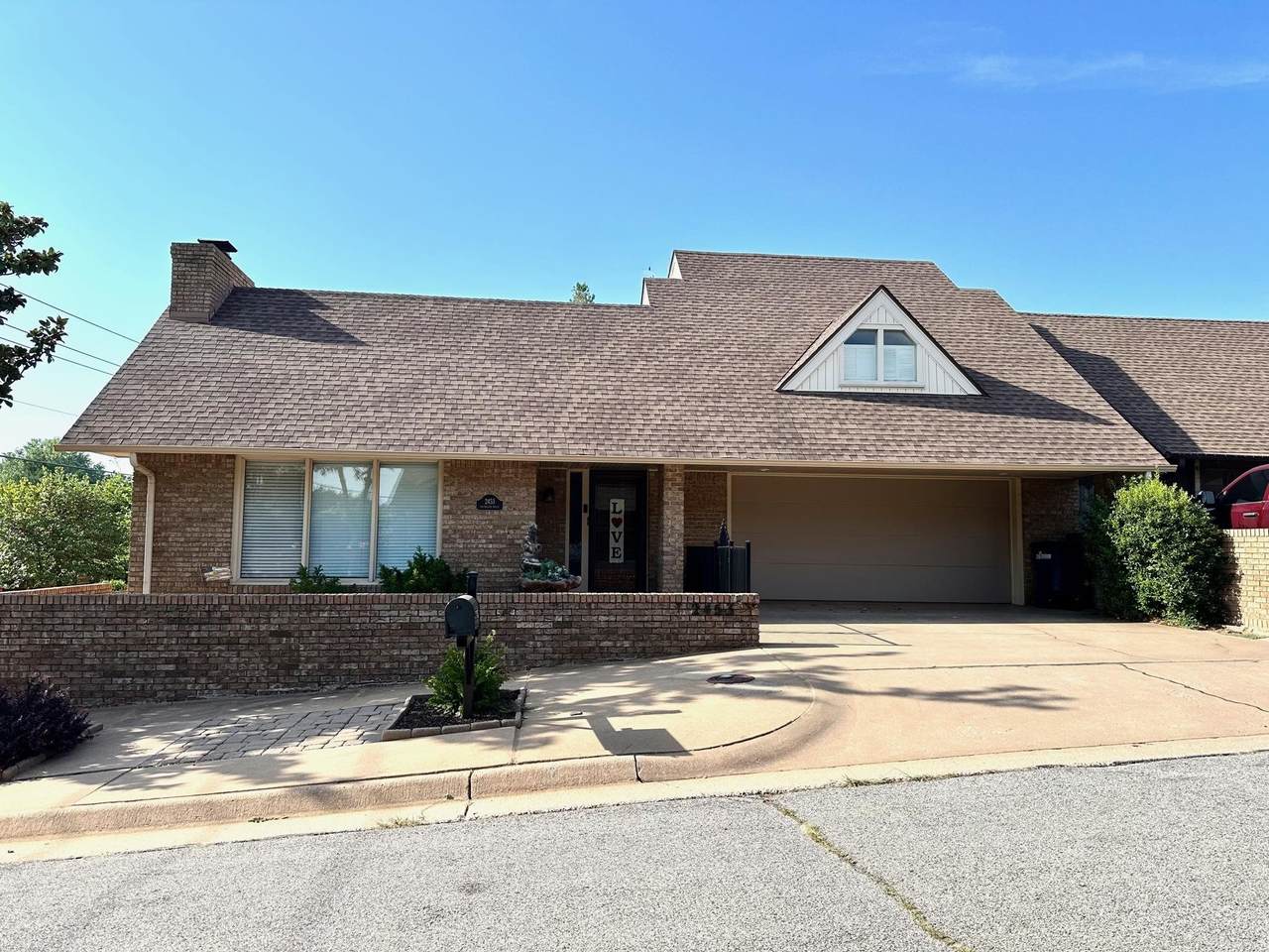 2453 Sherwood Dr - Photo 1