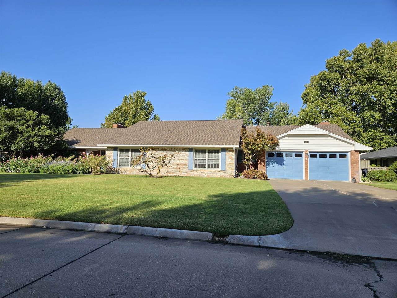 912 Brookside - Photo 1