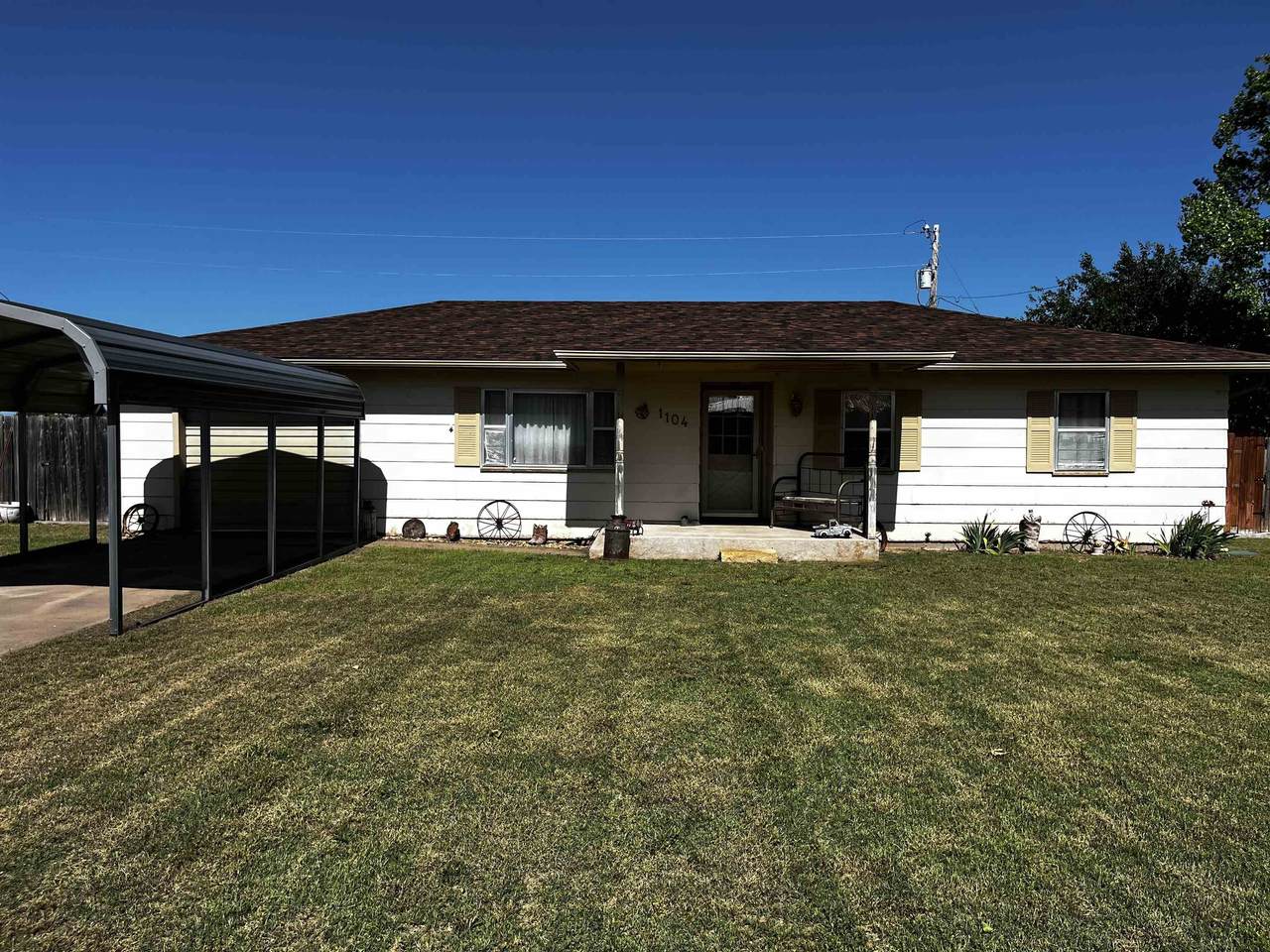 1104 Avenue B - Photo 1