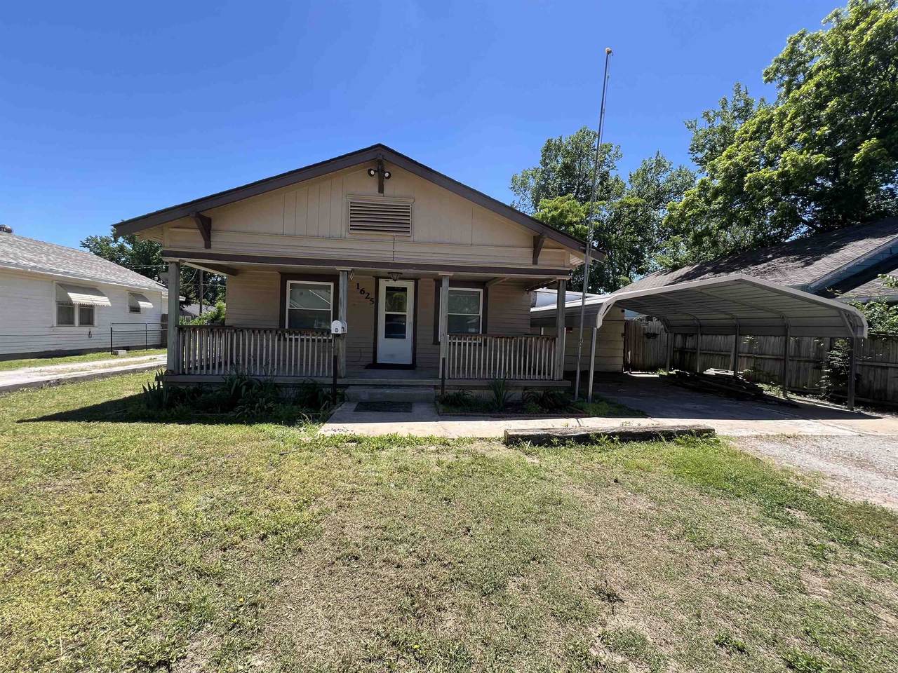 1625 Maple - Photo 1