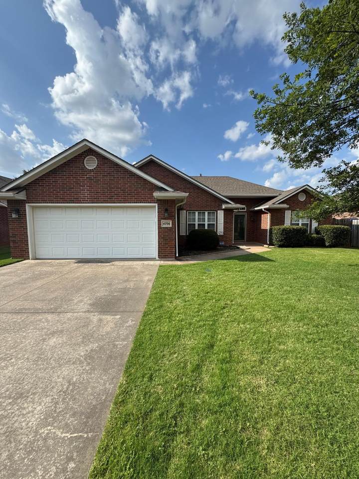 4706 Oakcrest - Photo 1