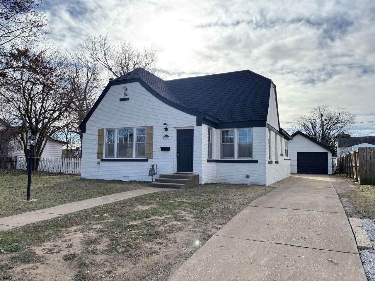 1709 Cypress - Photo 1